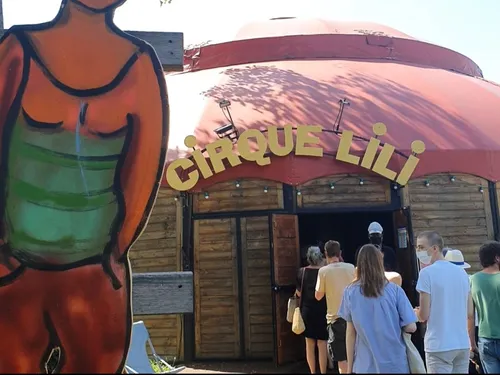 En vidéo : un cirque au centre hospitalier La Chartreuse